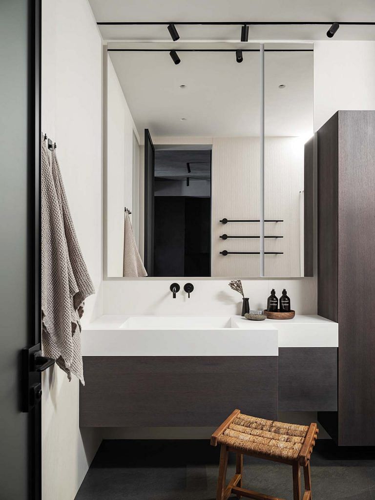 A dark brown base sets the tone in the bathroom.