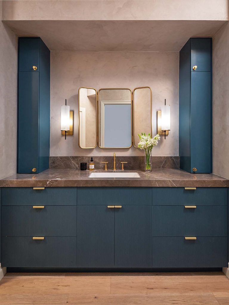 Stucco-style walls in the bathroom add to the rustic nature of the interior design.