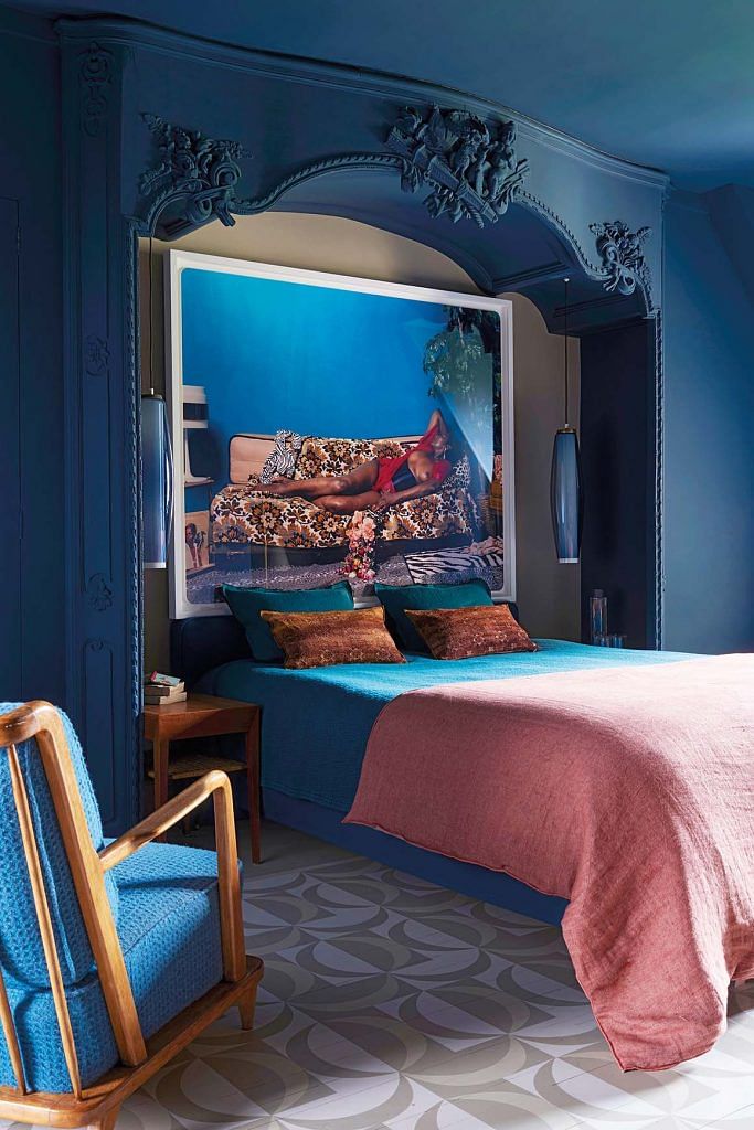 In this bedroom, Didier Benderli chose blue as the guiding principle for the decor.