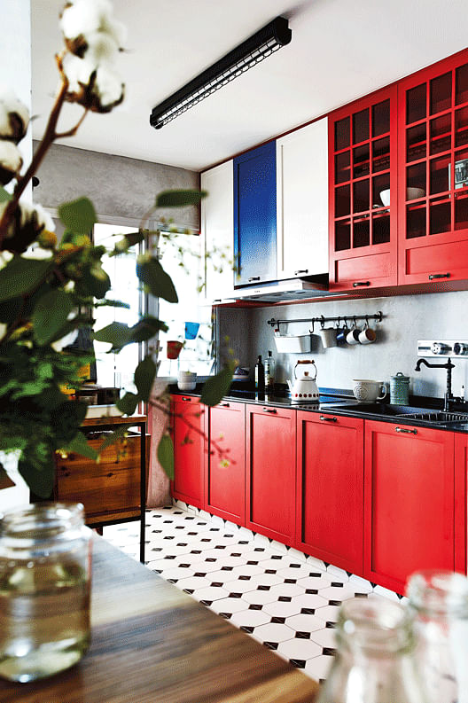 [Renovation cost: $45,000] Inspired by the colours of the Union Jack, the kitchen cabinets were painted red, white and blue, and the display cabinets were made to look like the doors of London’s telephone booths.