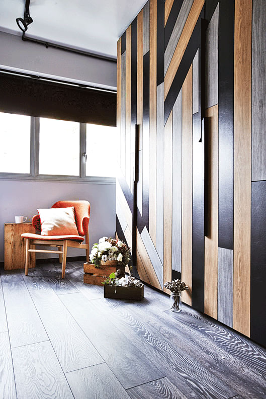 The other bedroom was turned into a walk-in wardrobe that has doors in a wood plank-lookalike design created with laminates.