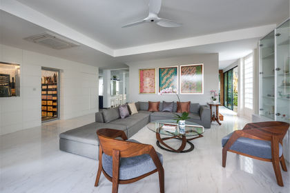 Home to a couple in their 60s, their son, daughter-in-law and helper, Selina and Bel of Collective Designs designed this bungalow to house the familyʼs collection of furniture and accessories, while crafting contemporary-style interiors with plenty of space for entertaining guests.