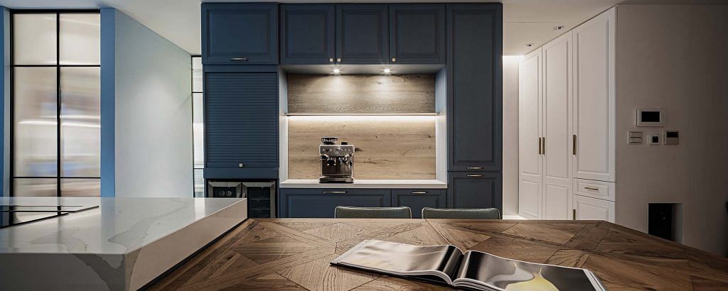 The dark blue hue in the centre of the room commands attention and turns the counter area into a visual statement.