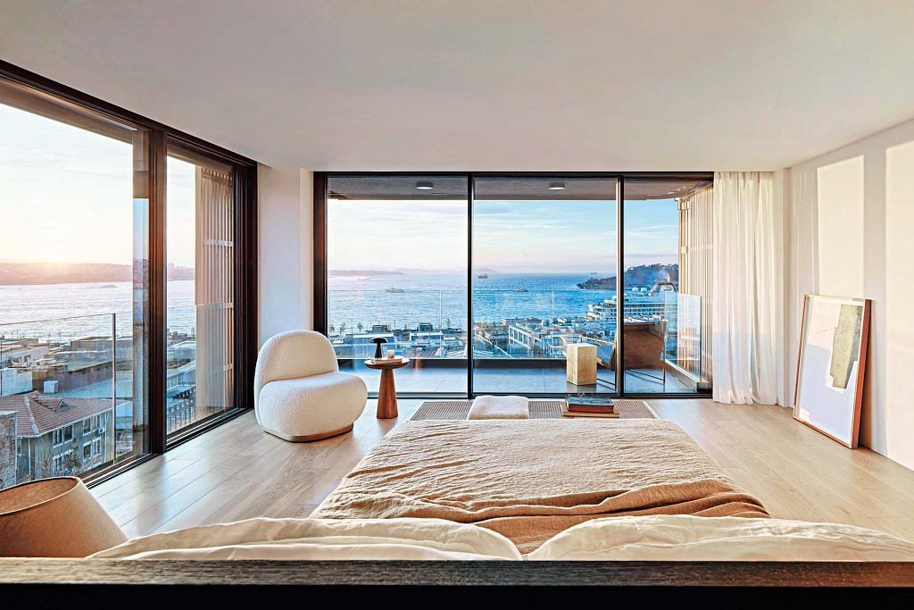 The bedroom, with a view of the port and sea