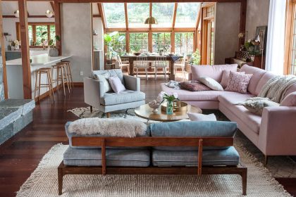 A rustic home with a brilliant combination of wood, brass, marble and pastel hues in North Fork, US