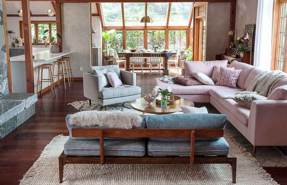 A rustic home with a brilliant combination of wood, brass, marble and pastel hues in North Fork, US