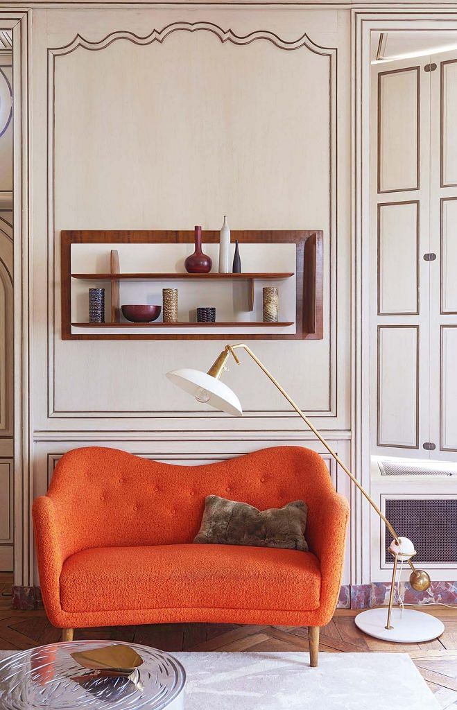 Orange sofa by Finn Juhl; floor lamp by Gino Sarfatti (Arteluce); wooden shelves by Gio Ponti; white rug by Didier Benderli for Kerylos Interieurs (Solstys collection).