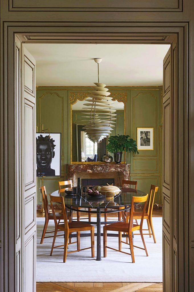 Suspension Spiral in aluminum, by Poul Henningsen; black marble and bronze table by Philippe Anthonioz; Gio Ponti walnut chairs; rug designed by Didier Benderli for Kerylos Interieurs (created for the Solstys collection).