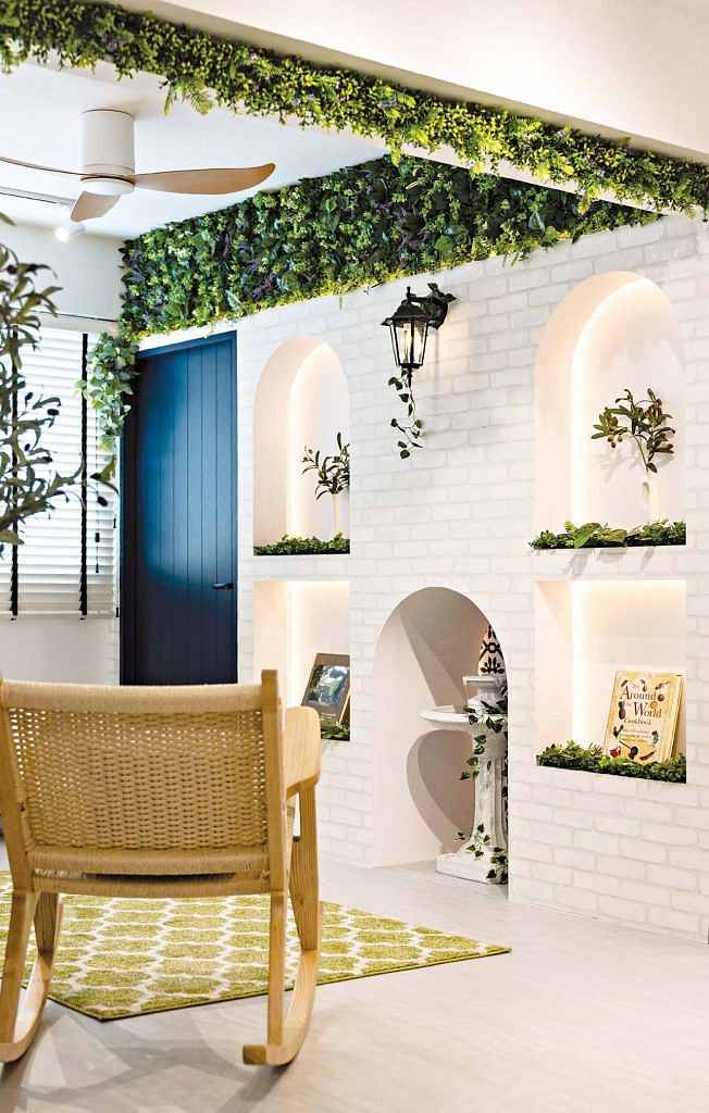 Removing one bedroom’s walls makes possible a chillout area that is connected to the living area. This space is decorated to resemble a venetian courtyard.