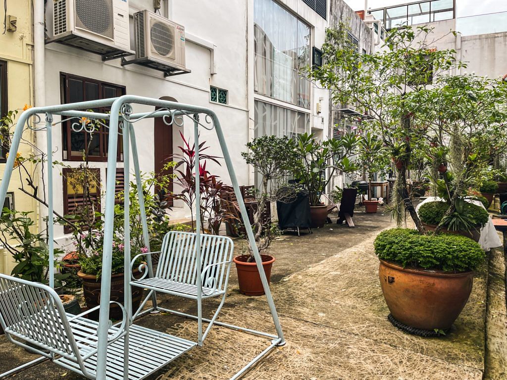 Another of the alleyways that I mentioned previously – this one has been put to good use by the residents, who’ve turned it into a mini-garden complete with a swing set!