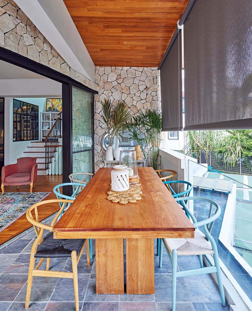 Wall stones accentuate the dining area’s semi-outdoor feel.