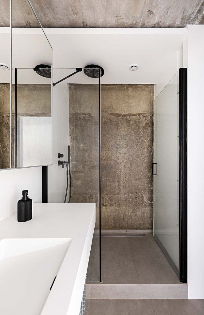 The homeowner’s love for the exposed concrete in the apartment can also be seen in the bathroom.