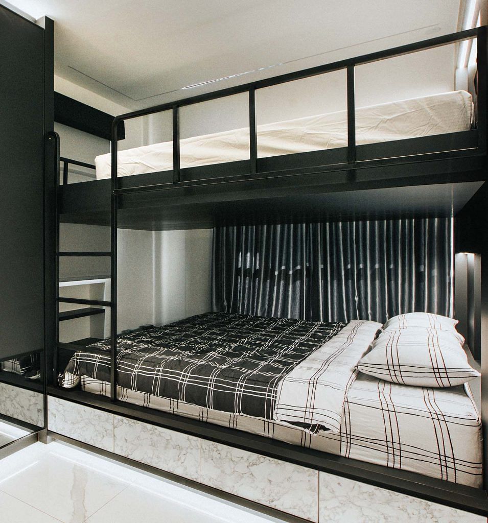 King sized bunk beds with checkered bedlinen
