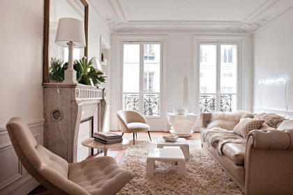 Adorned with mouldings, marble fireplaces and herringbone parquet floors, Emilie’s apartment is a typical 19th-century Haussmann home.