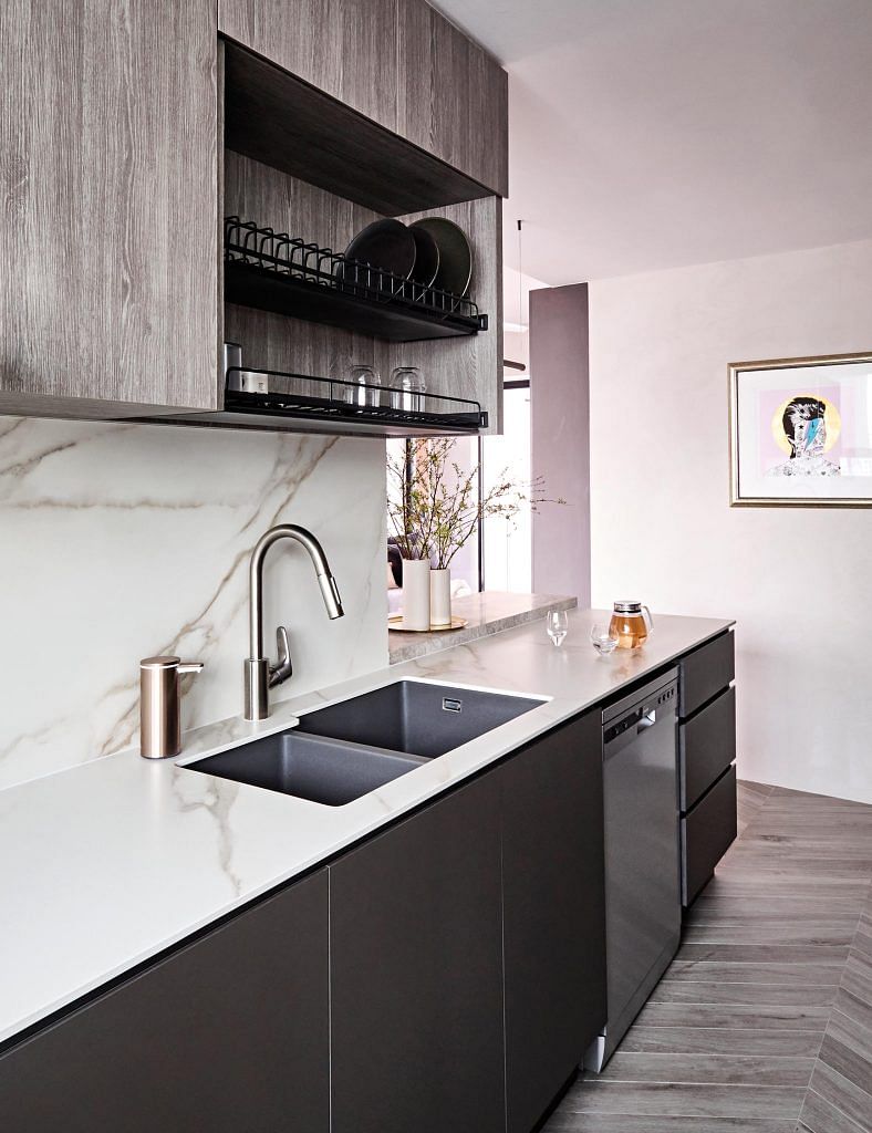 The kitchen sink was relocated to optimise the work flow according to the couple’s needs.