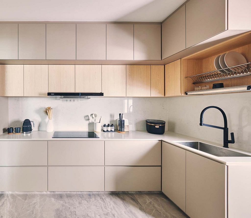 The L-shaped wet kitchen features maximum storage unit with pullout mechanism so everything is within reach.