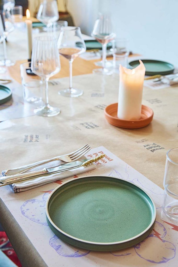 Earthy tones were chosen for the tableware. The table is lined with kraft paper in the style of Mediterranean eateries