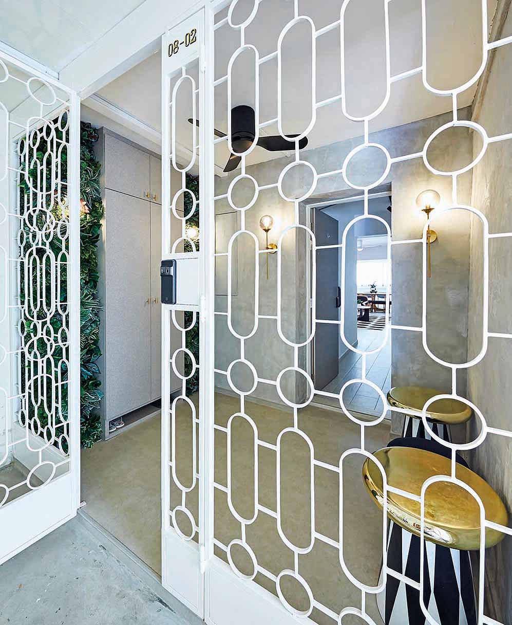 The recess area was transformed into a foyer encased in geometric grill.