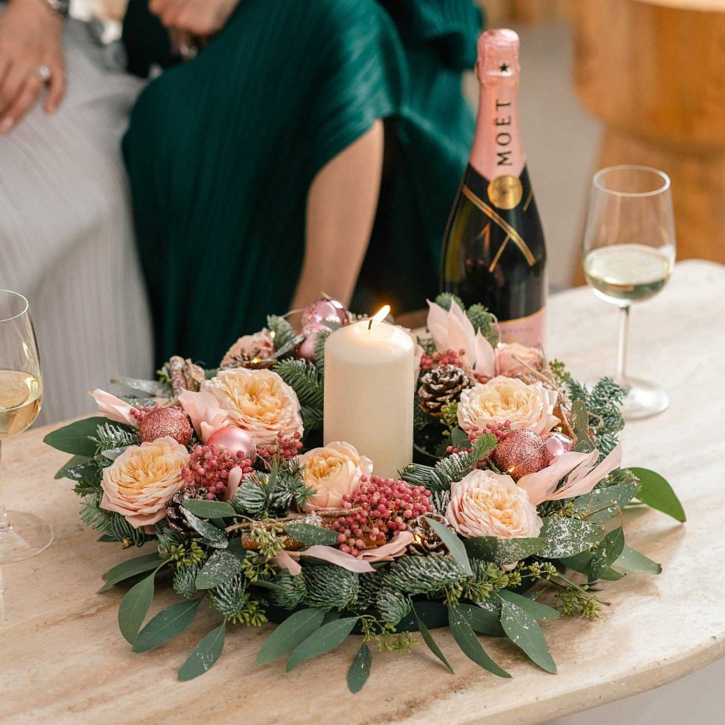 Christmas Table Centerpiece: 5 Stunning Floral Arrangements for Your Dining Table (Photo Petite Fleur)