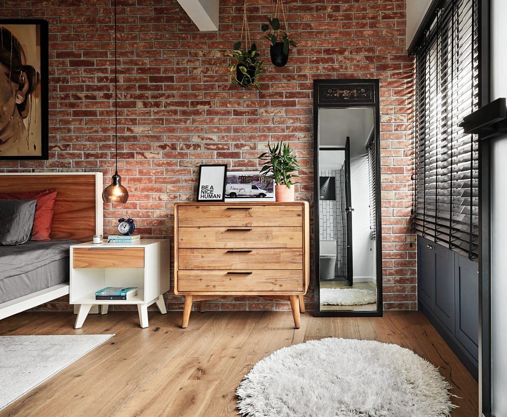 Not everything has been customised. They opted for loose pieces for the chest of drawers and bedside tables, reflecting the creativity and flexibility of the industrial loft style.