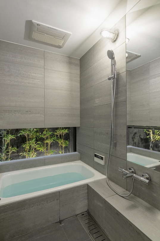 BenTen Residence in a Machiya in Kyoto's bathtub, standing shower, and basin