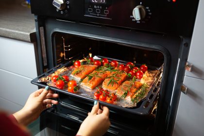 cooking salmon in the oven. Image: Freepik