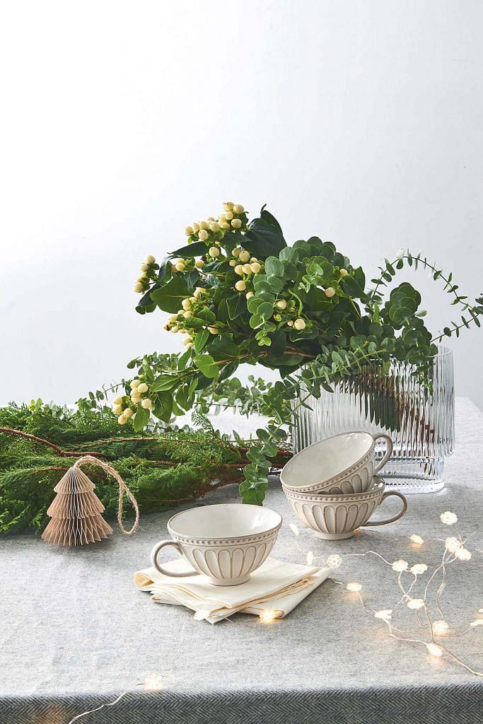 3 Christmas Dining Table Decor Ideas: Beautiful floral arrangements (Photo Veronica Tay, Styling Nonie Chen)