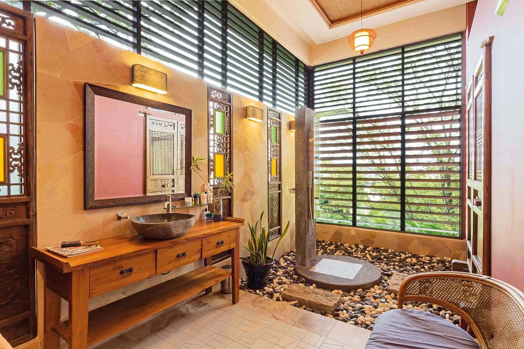Slanted vents in the bathroom allow for natural ventilation without compromising on privacy.