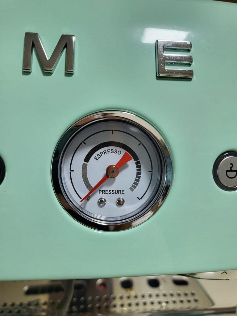 SMEG espresso coffee machine EGF03 comes with a pressure indicator gauge